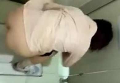 초근거리 붙여 B 찍은 자외선 차단복을 입은 4 학년 언니 오줌이 작게 꽉 짜지만 약간 검다.
