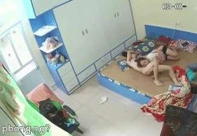 Hackers crack home webcams secretly sneak shots丨 A young couple with a strong sexual desire has no qualms about having sex in front of their children in broad daylight HD full version ~1