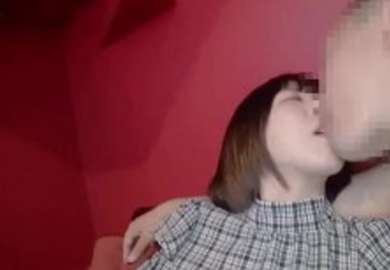 FC2 4731085 [直到今天！ 【初回限定贩售 3980pt → 980pt】传说中的白皙苗条美人回归，与20岁人气按摩妹K歌约会，为庆祝变身人肉马桶连续两次中出。【无码/中出】