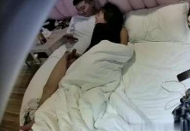 星期天休息❤️小華哥約女友去酒店開房一邊啪啪一邊玩遊戲女友毛多性慾強趴上面不願意下來