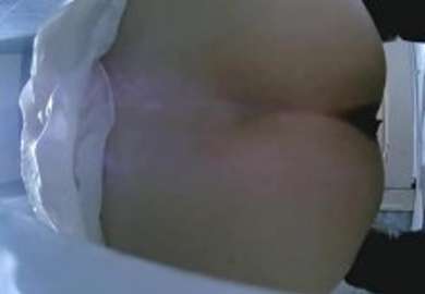 In June, the toilet poured out and the god sent wine to KTV. He sneaked into the women's toilet and secretly filmed the lady pee. Silver sandals, the sister forced a thick liquid flowed out.