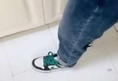 劇情演繹：小姨子來家做客，忍不住強推之，老婆在一旁幫忙，大雞巴插入就老實了，超爽內射!