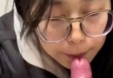 Pure female undergraduate student Liu Ru was raised and trained by a rich second generation. Private selfie revealed her beautiful face and devil figure 1